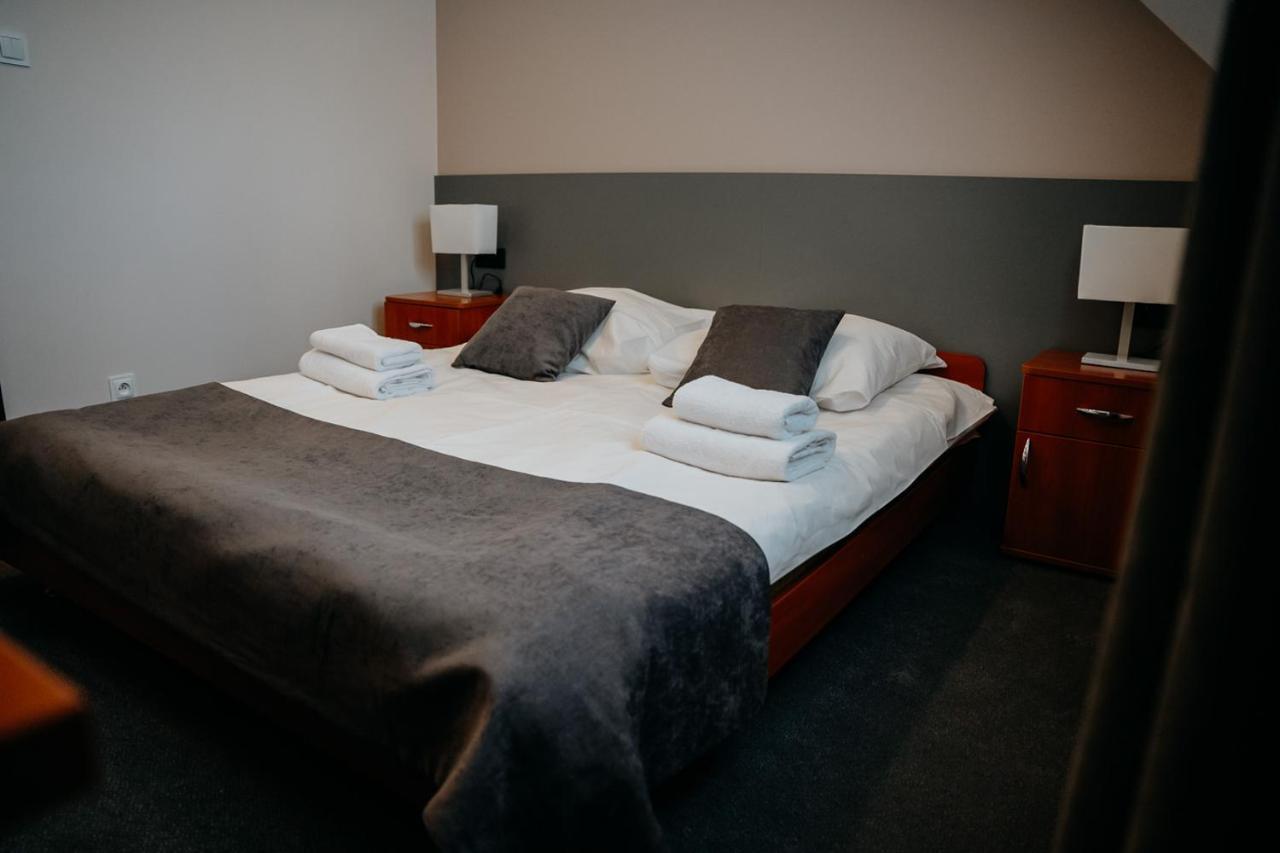Hotel Resident Nowa Sarzyna Exteriör bild